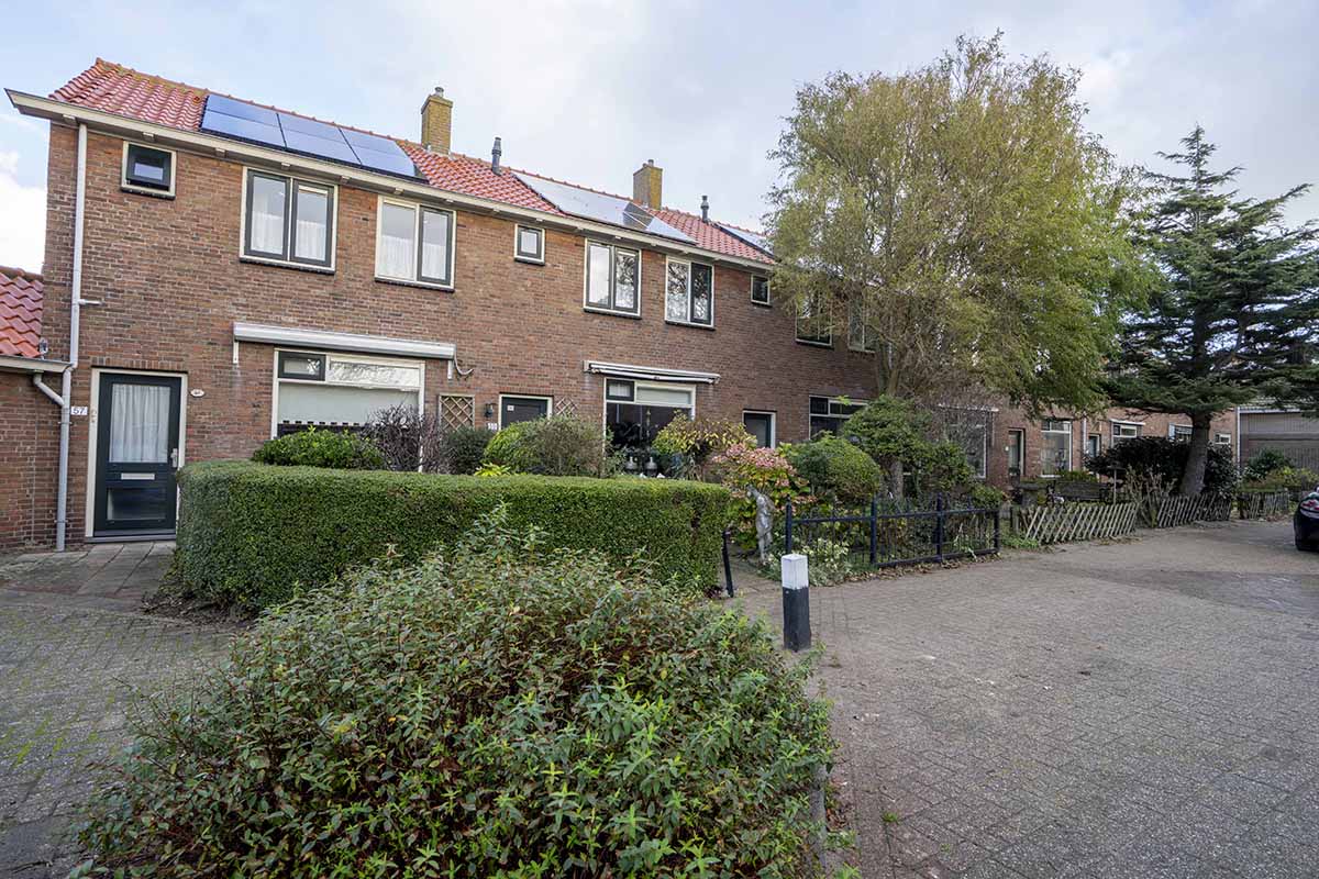 Woning met zonnepanelen op het dak als voorbeeld van duurzame isolatie en energiebesparing in Den Helder.